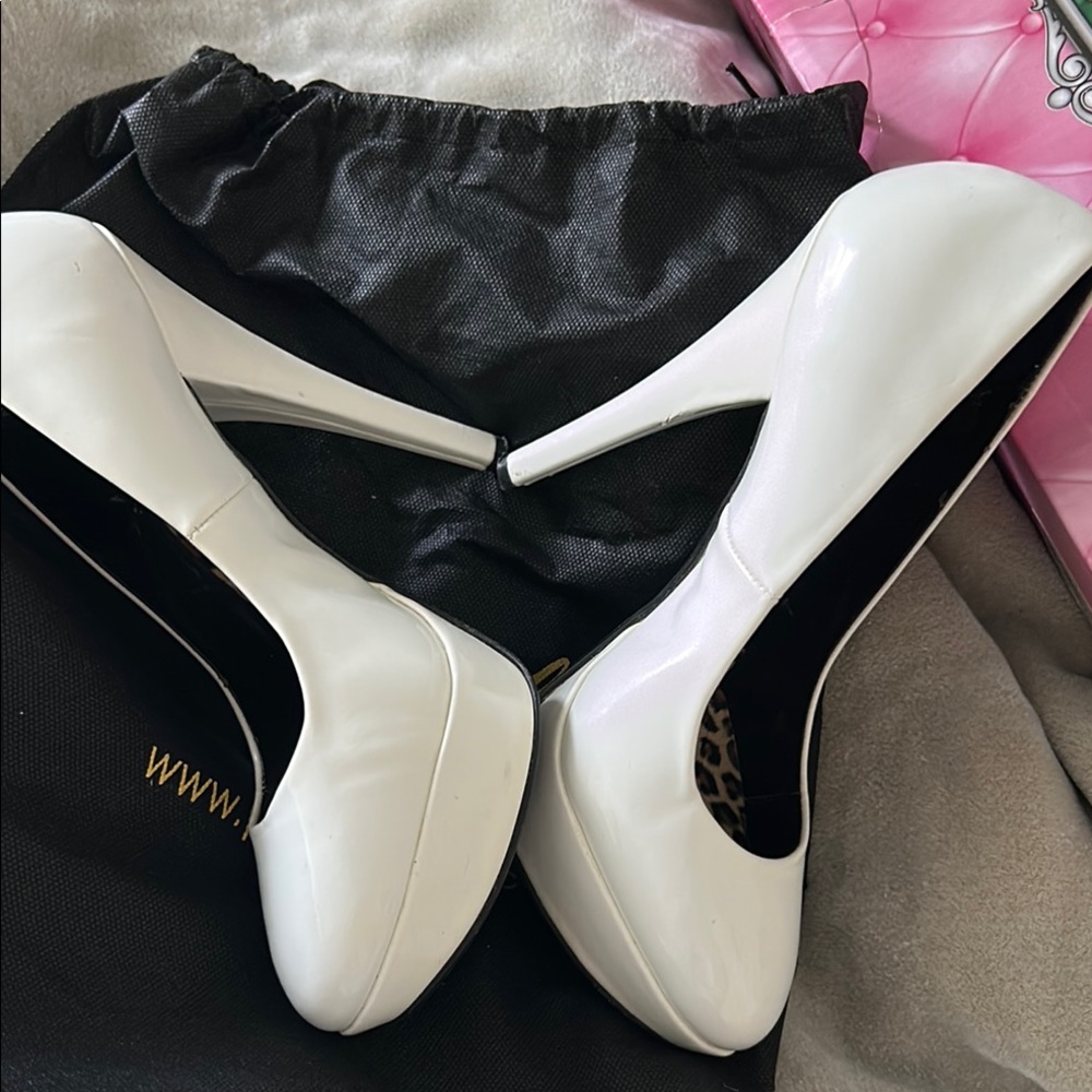 Pinup Couture White Classic Heels - Picture 5 of 9